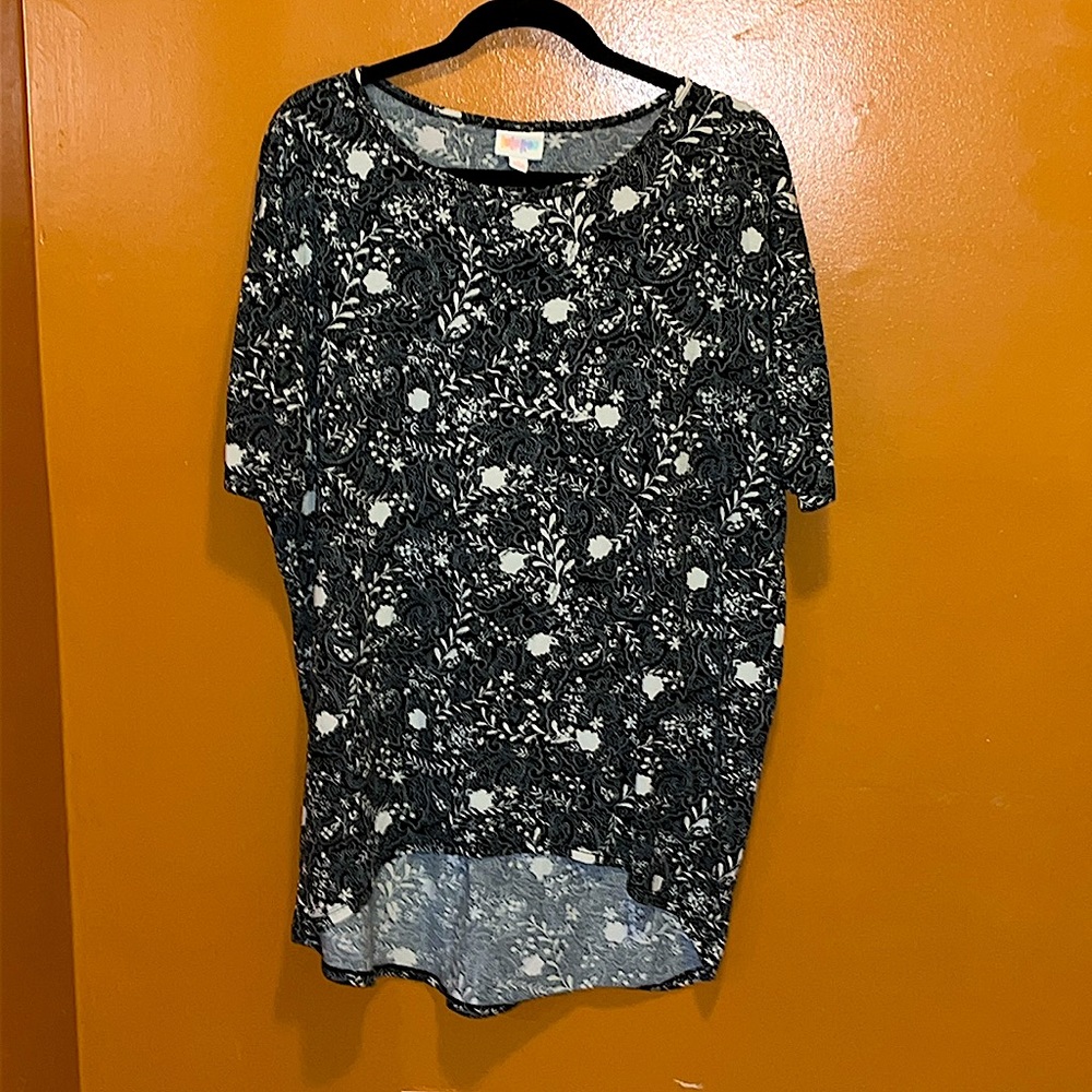 LulaRoe baggy tunic|black and white floral print|size small|good-great condition